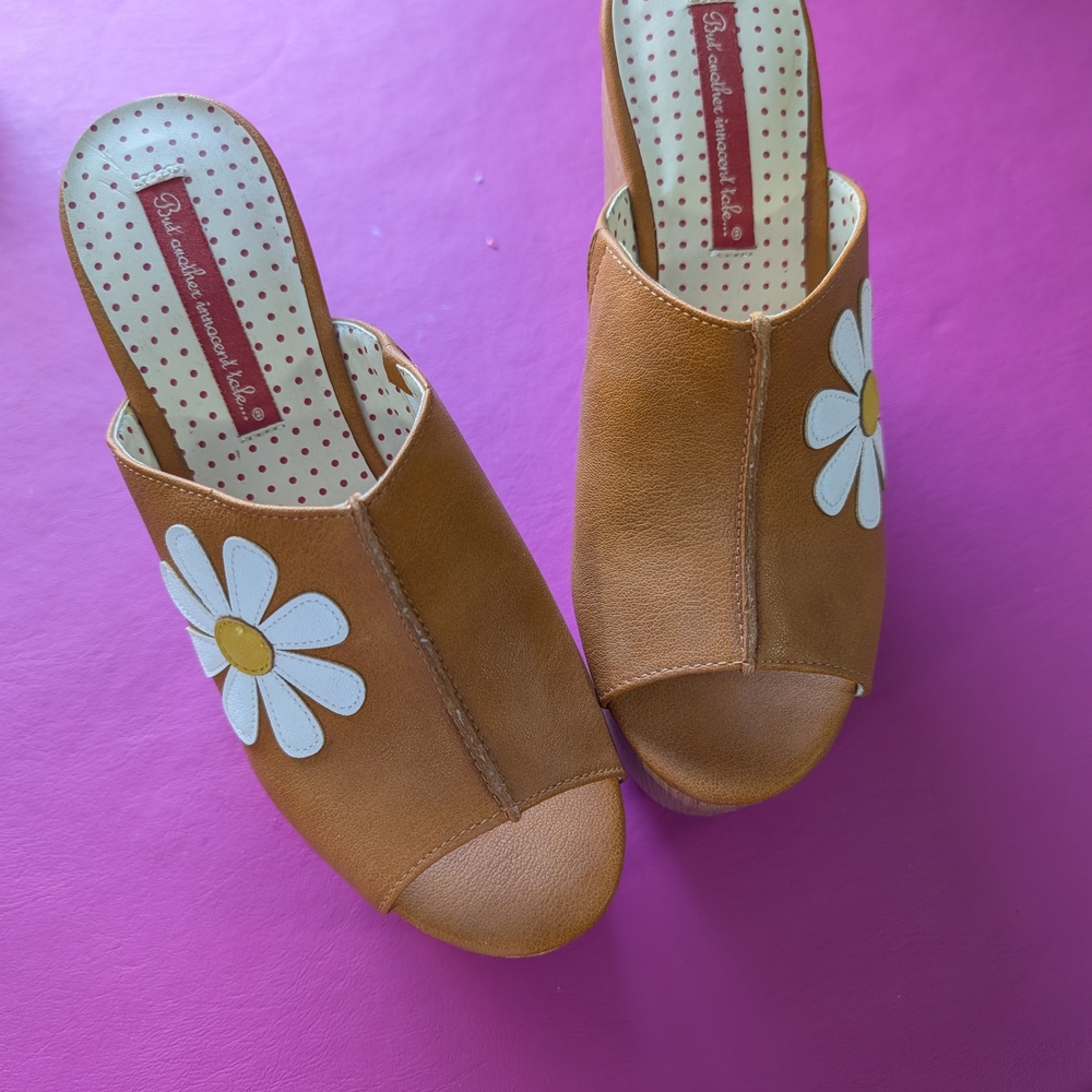 Daisy-Embroidered Tan Slide Mules
